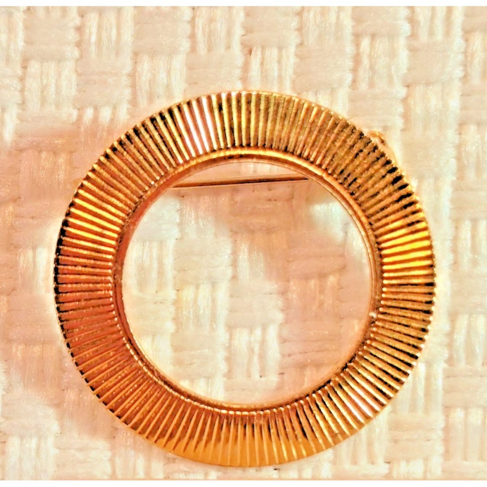 Vintage Gold Tone Circle Brooch Pin – Etched Geometric Design